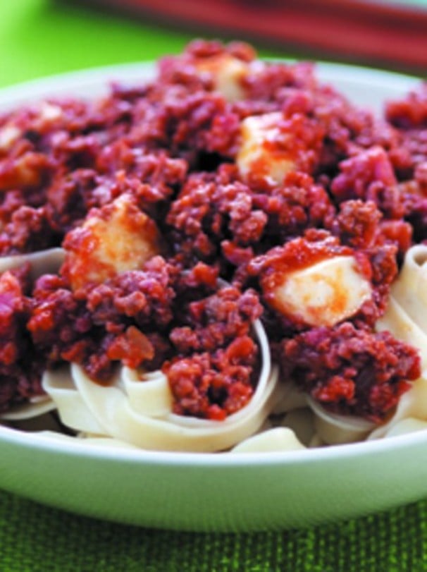 Ταλιατέλες με πικάντικη σάλτσα από λουκάνικα