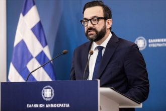 Φοιτητής στο Πανεπιστήμιο Πατρών και μέλος ροκ μπάντας, ο σημερινός κυβερνητικός εκπρόσωπος - ΦΩΤΟ