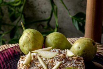 Τάρτα αχλάδι με φουντούκια και τραγανή ζύμη κραμπλ
