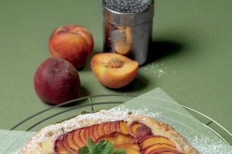 Τάρτα με κρέμα λεμονιού και ροδάκινα