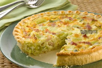 Πεντανόστιμη τάρτα με μπέικον και πράσο