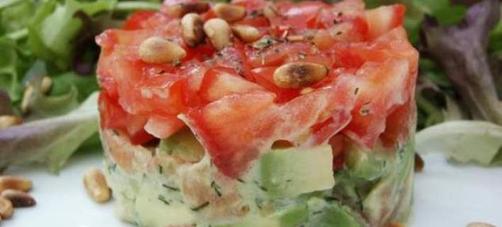 Ταρτάρ με ντομάτα και αβοκάντο