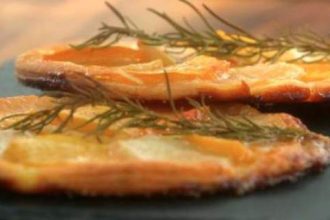 Λεπτή τάρτα με ροδάκινα και νεκταρίνια