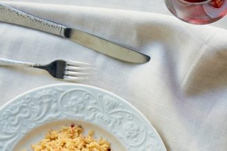 Τας κεμπάπ με σάλτσα ξινόμηλων