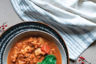 Φακές σούπα με κόκκινο πιπέρι, φρέσκο βασιλικό και θυμάρι