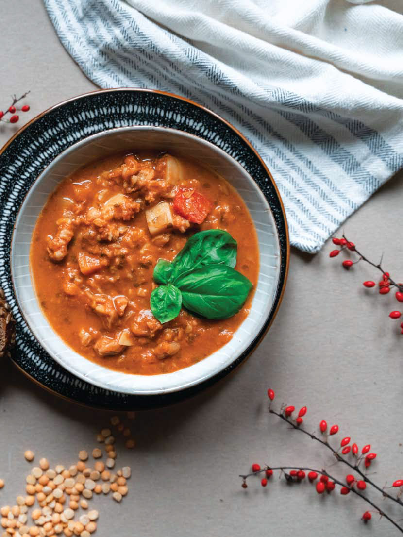 Φακές σούπα με κόκκινο πιπέρι, φρέσκο βασιλικό και θυμάρι