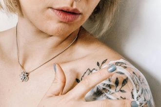 Είναι ok να χρησιμοποιείς ρετινόλη και προϊόντα με ενεργά συστατικά πάνω στα τατουάζ σου;