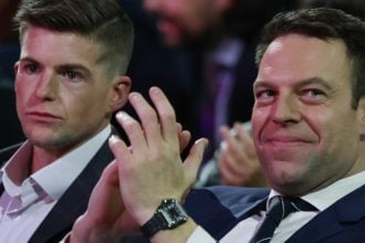 Ο Τάιλερ Μάκμπεθ επέστρεψε στην Ελλάδα για την ορκωμοσία του Στέφανου Κασσελάκη