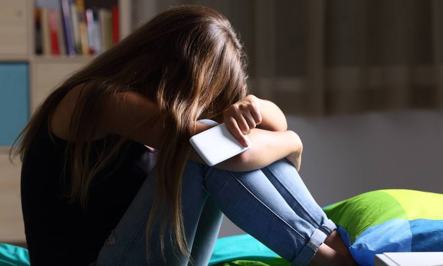 Ναύπακτος: «Είδε το πρόσωπό της σε γυμνό σώμα» λέει ο πατέρας ανήλικης για τις ψεύτικες γυμνές φωτογραφίες μαθητριών