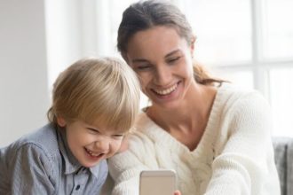 Προσοχή στην κοινοποίηση παιδικών φωτογραφιών: το μήνυμα μιας καμπάνιας που έγινε viral