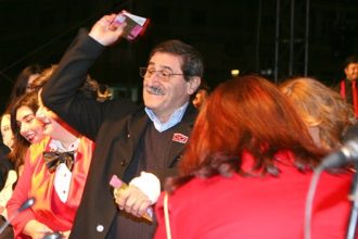 Κομμουνιστική προπαγάνδα στο καρναβάλι της Πάτρας- Μαρξ ο καρνάβαλος και ο Ζαχαριάδης θέμα στον Κρυμμένο Θησαυρό