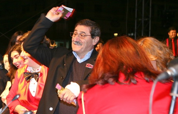 Κομμουνιστική προπαγάνδα στο καρναβάλι της Πάτρας- Μαρξ ο καρνάβαλος και ο Ζαχαριάδης θέμα στον Κρυμμένο Θησαυρό