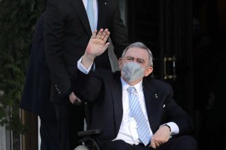 Στο νοσοκομείο με κορονοϊό ο τέως βασιλιάς Κωνσταντίνος