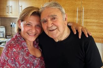 H σπάνια εμφάνιση του Πασχάλη Τερζή - Η Γιώτα Νέγκα τον επισκέφτηκε στο σπίτι του και πόζαραν αγκαλιά