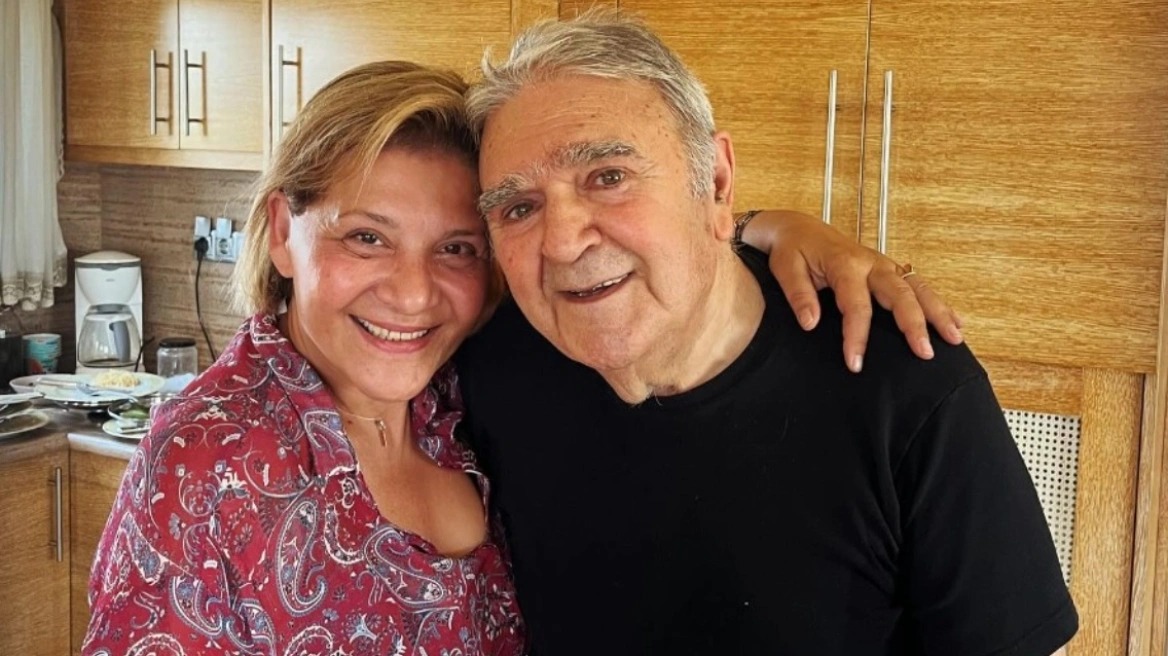 H σπάνια εμφάνιση του Πασχάλη Τερζή - Η Γιώτα Νέγκα τον επισκέφτηκε στο σπίτι του και πόζαραν αγκαλιά