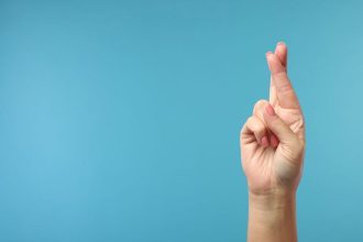 Άνοια: Το απλό τεστ των δύο δακτύλων που μπορεί να δείξει πρώιμα σημάδια
