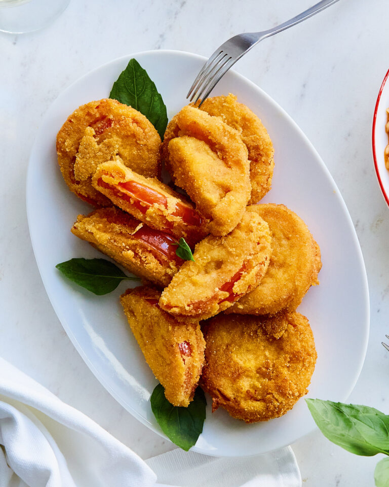 Τηγανητές ντομάτες «πανέ» με παρμεζάνα και βασιλικό