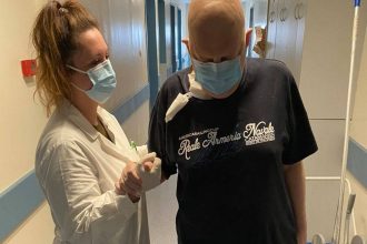 Θανάσης Μαυρίδης: Ο δημοσιογράφος περπατά ξανά μετά από ένα μήνα μάχης με τον κορονοϊό – Η συγκινητική φωτογραφία