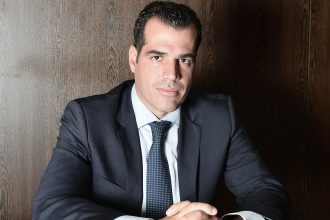 Θάνος Πλεύρης: Αποκτήνωση ο ναζιστικός χαιρετισμός του πατέρα μου στο δικαστήριο μπροστά στη Μάγδα Φύσσα