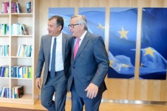 Ο Θεοδωράκης «τρολάρει» τον Γιούνκερ