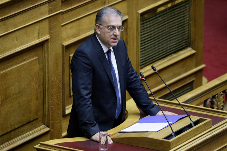 Βουλή: Ένιωσε αδιαθεσία o Tάκης Θεοδωρικάκος, διεκόπη η συνεδρίαση