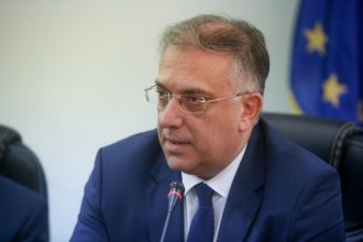 Ενας υπουργός στην κλούβα των ΜΑΤ