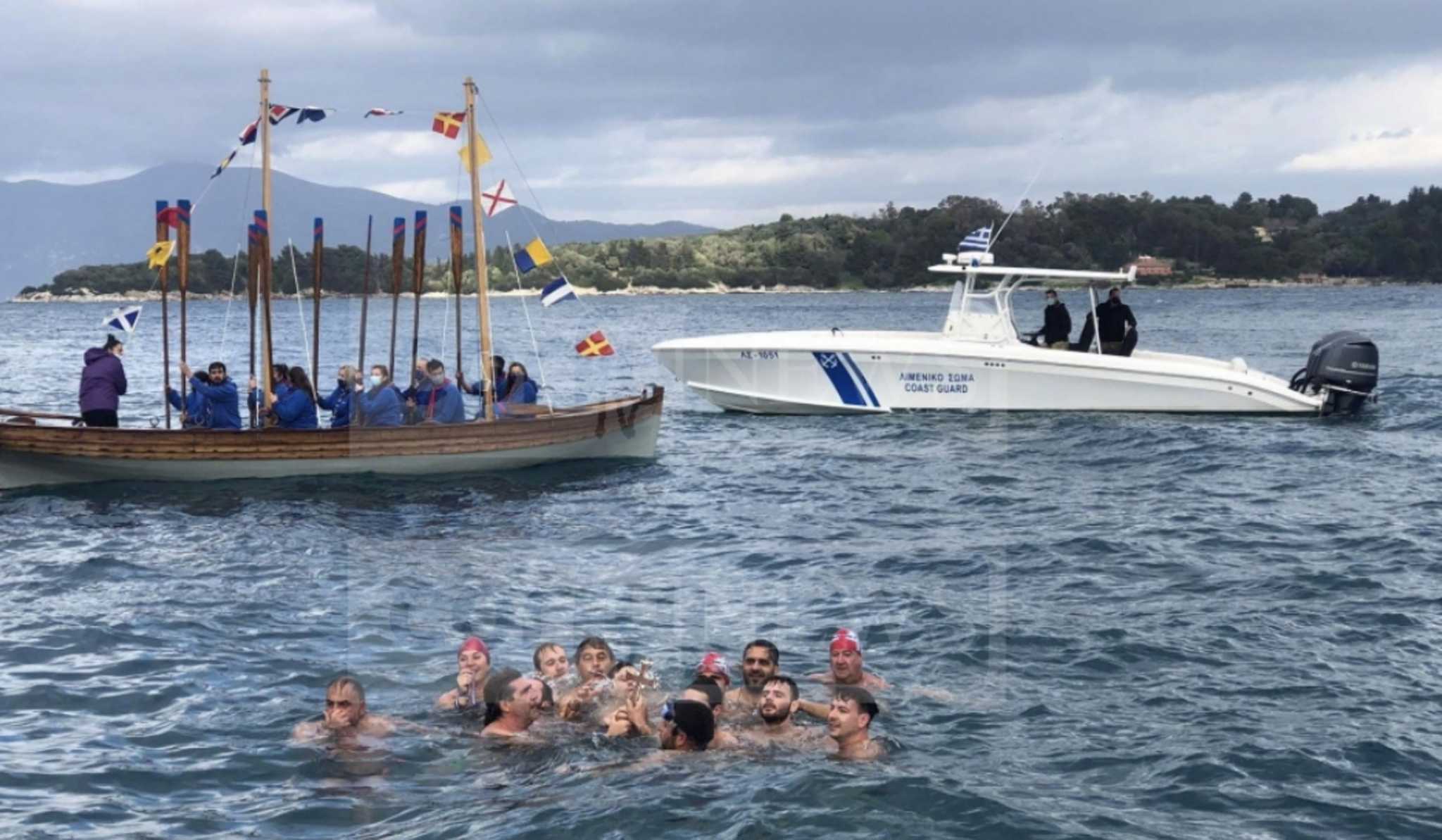 Θεοφάνεια στην Κέρκυρα: «Πάλεψαν» αρκετή ώρα στα παγωμένα νερά για να βρουν τον Σταυρό!