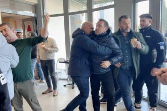 Στο νοσοκομείο ο Αγοραστός μετά την επίθεση που δέχθηκε από συγγενείς θυμάτων των Τεμπών