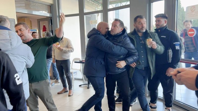 Στο νοσοκομείο ο Αγοραστός μετά την επίθεση που δέχθηκε από συγγενείς θυμάτων των Τεμπών