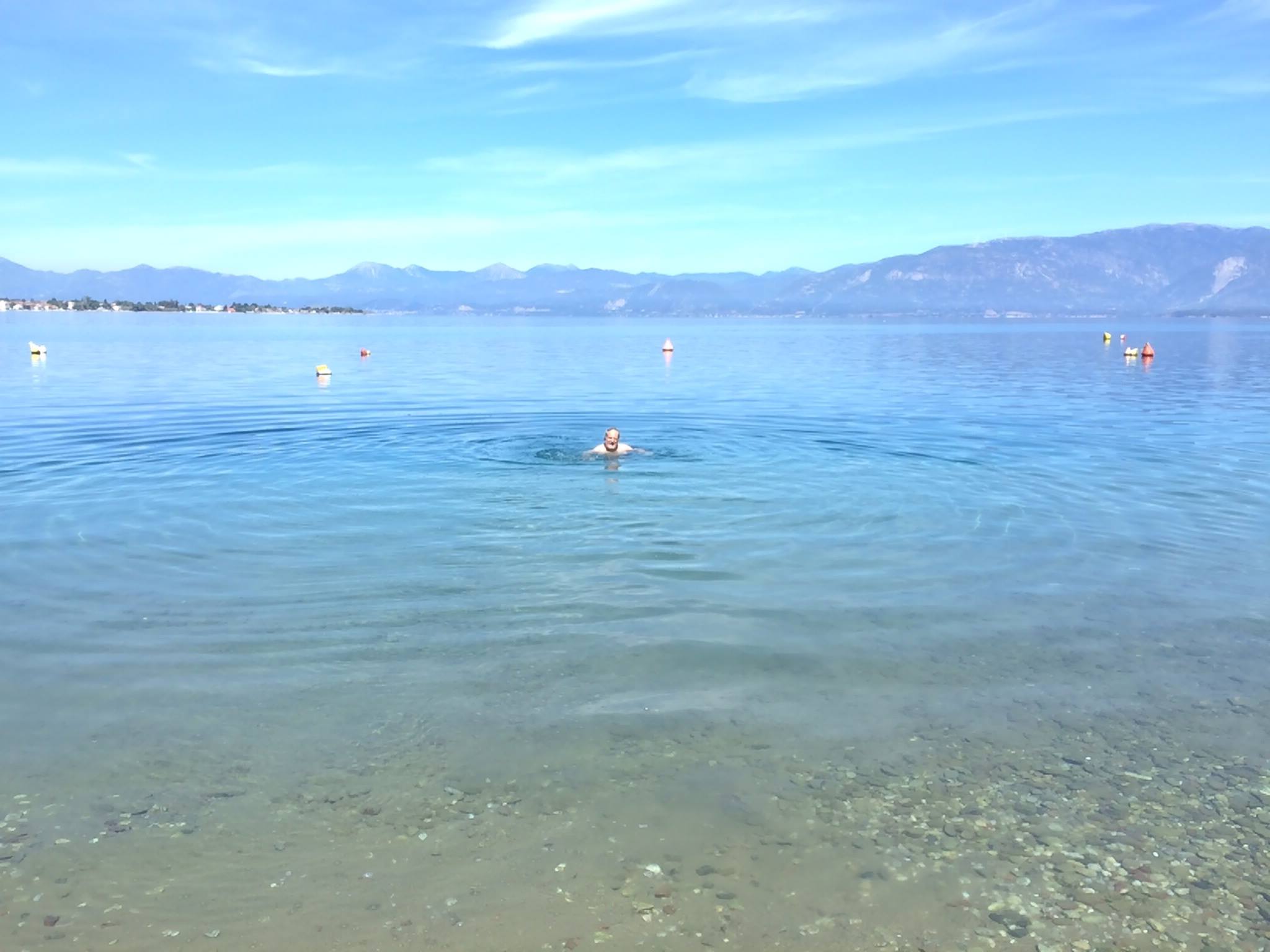 Ποιος Αχαιός πρώην υφυπουργός βούτηξε για το πρώτο του μπάνιο; ΦΩΤΟΓΡΑΦΙΕΣ