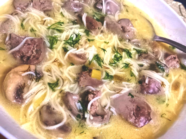 Θρεπτική σούπα με συκωτάκια και μανιτάρια