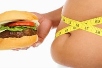 Ομελέτα με λουκάνικα και τυρί