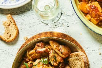 Τηγανιά κοτόπουλου με φρέσκα κρεμμυδάκια και δυόσμο