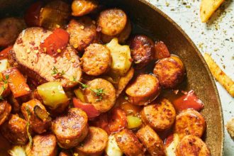 Τηγανιά με χωριάτικο λουκάνικο, σύγλινο και γραβιέρα