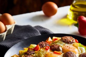 Τηγανιά με λουκάνικο, πατάτες και αυγά