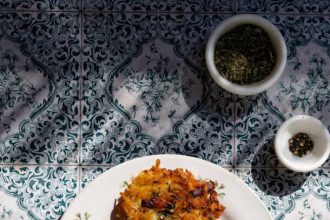 Τηγανίτες πατάτας (latkes) με απάκι και γραβιέρα