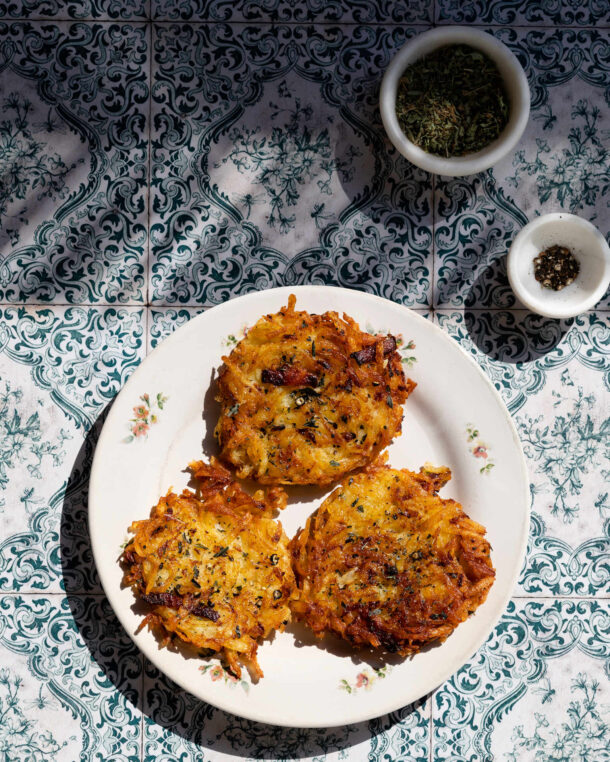 Τηγανίτες πατάτας (latkes) με απάκι και γραβιέρα