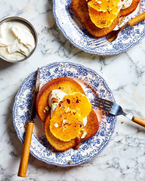 Τηγανίτες ψωμιού (αυγοφέτες) με σιρόπι μελιού, λεμονιού και κανέλας