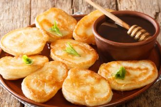 Παραδοσιακές τηγανίτες με μόνο 2 υλικά