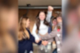 Superman Challenge: Βίντεο σοκ με το επικίνδυνο trend του TikTok που «σαρώνει» και στα ελληνικά σχολεία