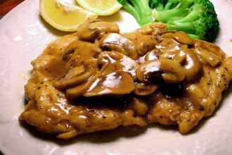 Φιλετίνια κοτόπουλο με κρασί και μανιτάρια