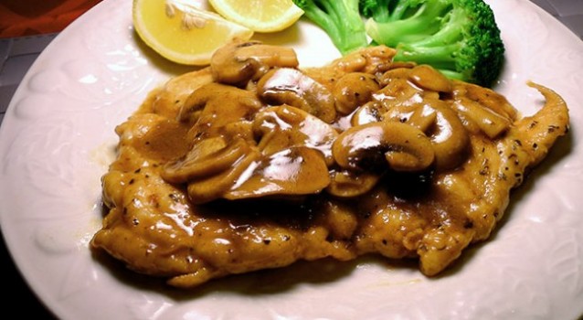 Φιλετίνια κοτόπουλο με κρασί και μανιτάρια