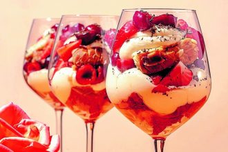 Τιραμισού με τσουρέκι, κεράσια και φράουλες