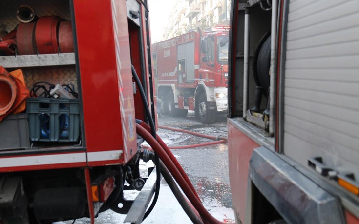 Φορτηγό παίρνει φωτιά και τυλίγεται στις φλόγες στην Πατρών – Κορίνθου ΒΙΝΤΕΟ