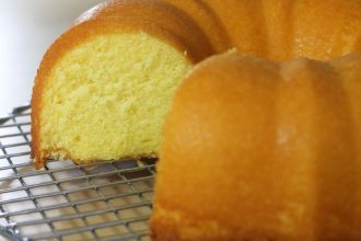 Αφράτο κέικ με ελαιόλαδο και γιαούρτι