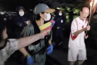 Απίστευτο! Προσπάθησε με... νεροπίστολο να σβήσει την Ολυμπιακή φλόγα!