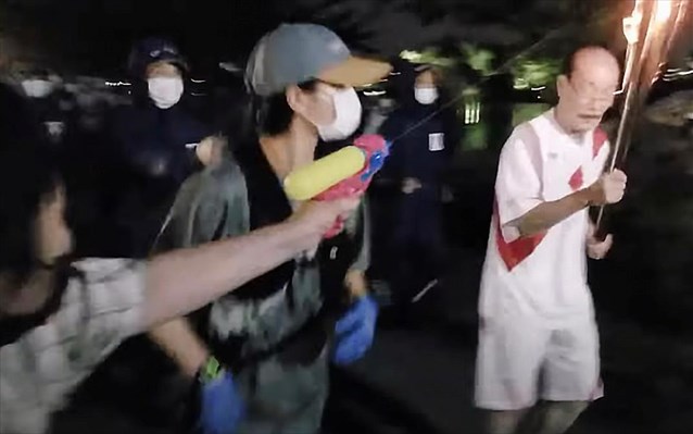 Απίστευτο! Προσπάθησε με... νεροπίστολο να σβήσει την Ολυμπιακή φλόγα!