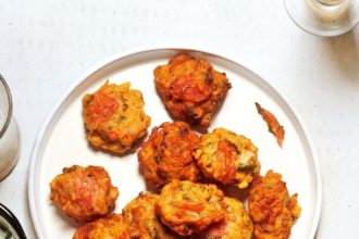 Ντοματοκεφτέδες με σάλτσα γιαουρτιού