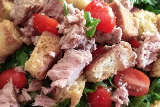 Τονοσαλάτα με ντοματίνια, μαρούλι και κρουτόν