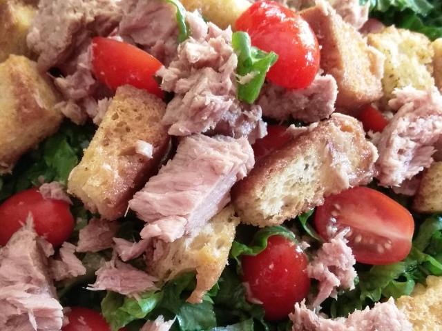 Τονοσαλάτα με ντοματίνια, μαρούλι και κρουτόν